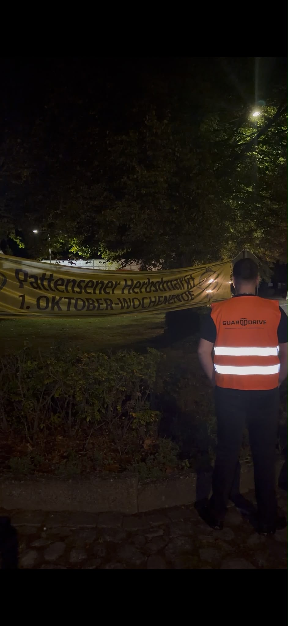 GuardDrive-Mitarbeiter in orangefarbener Warnweste am Pattenser Herbstmarkt; Originalaufnahme