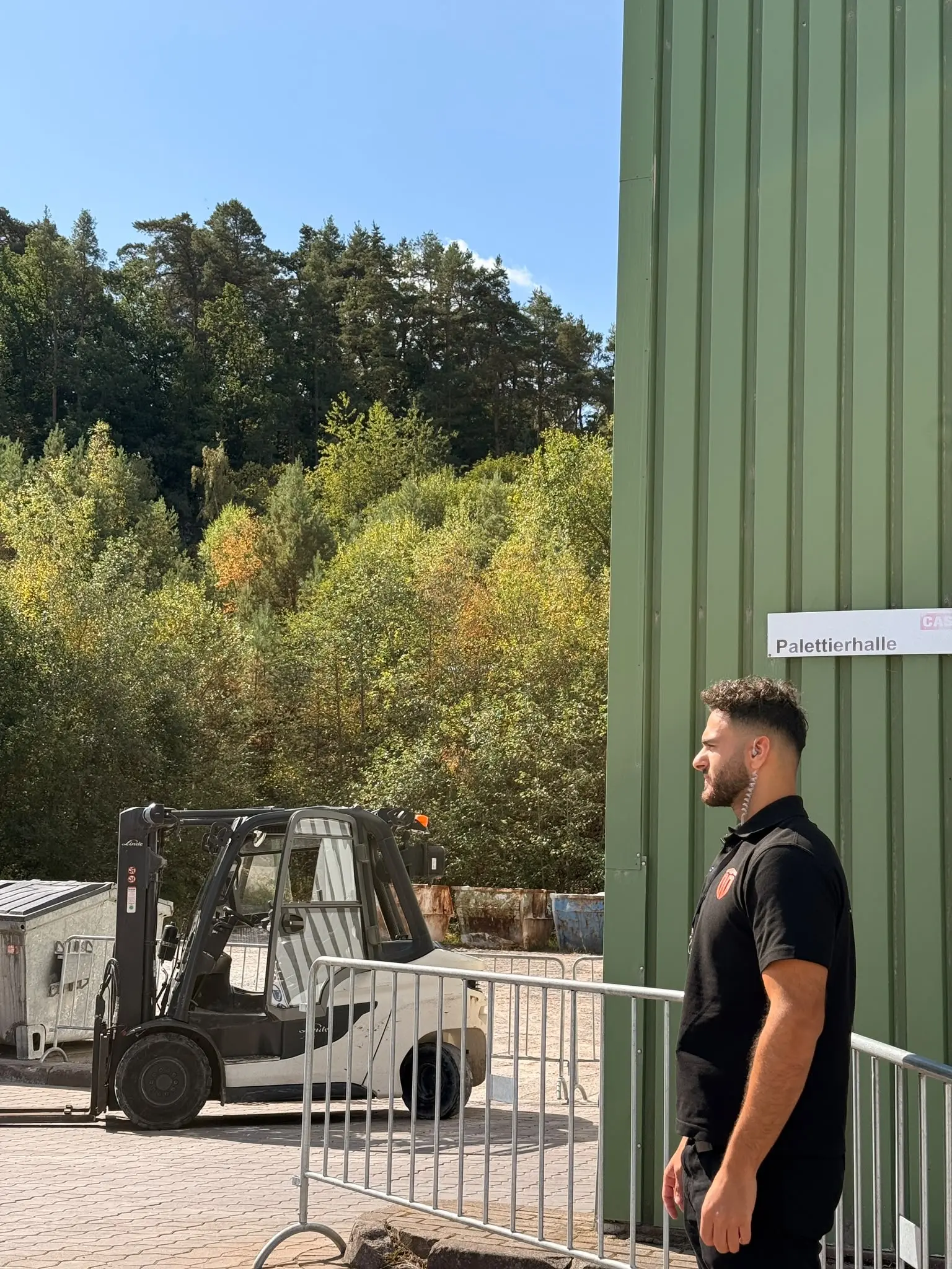 GuardDrive-Mitarbeiter sichert den Zugang einer Gewerbehalle