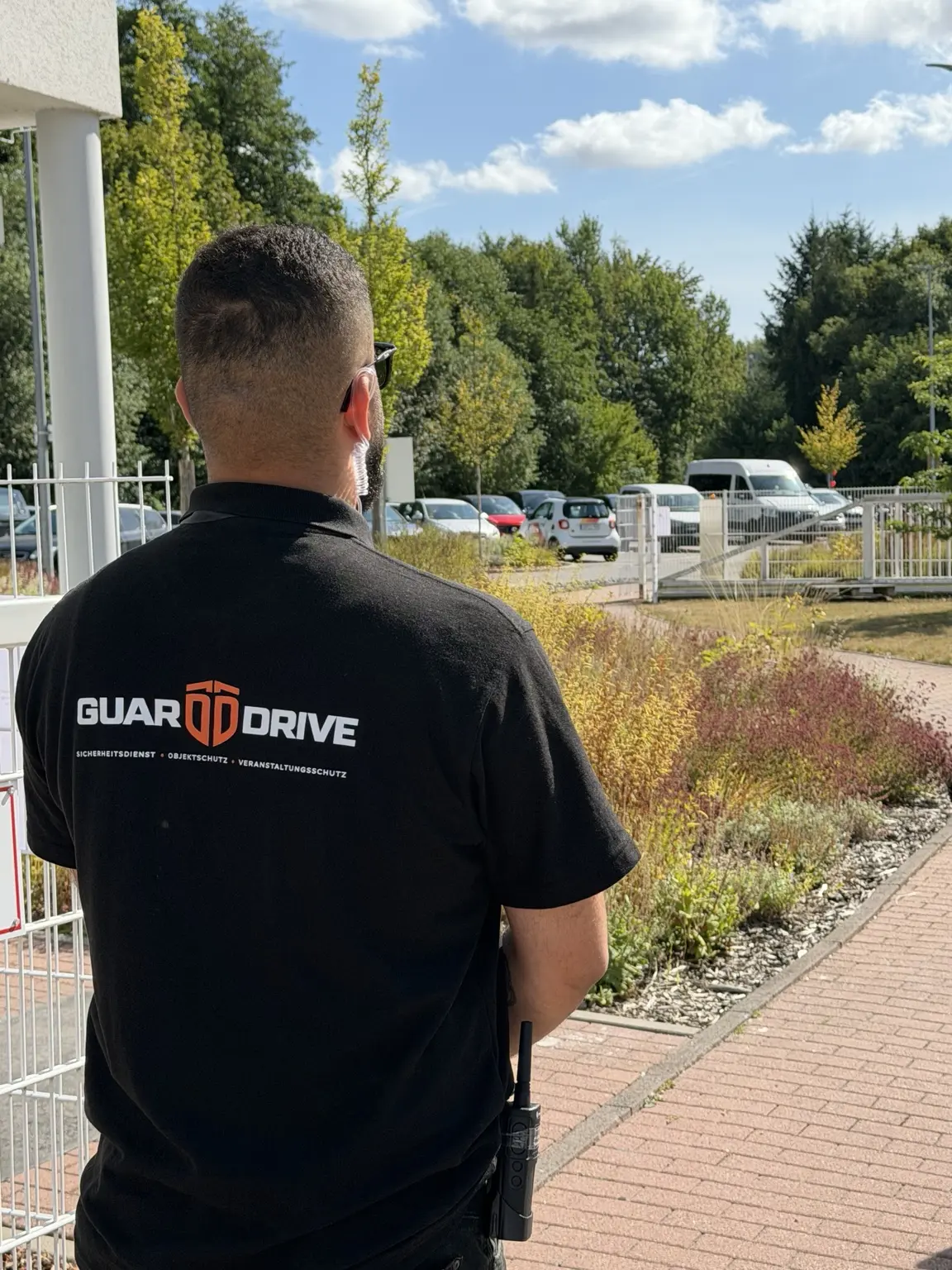 GuardDrive-Sicherheitsmitarbeiter mit sichtbarem Firmenlogo bei einer Zugangskontrolle