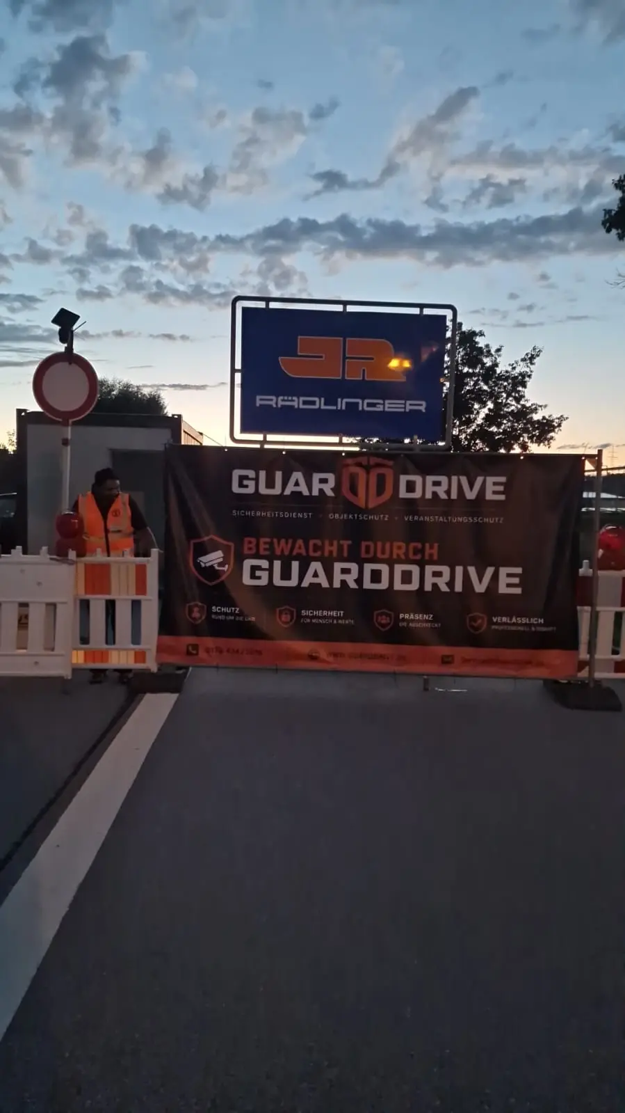 GuardDrive-Kennzeichnung an einem bewachten Baustellenzugang