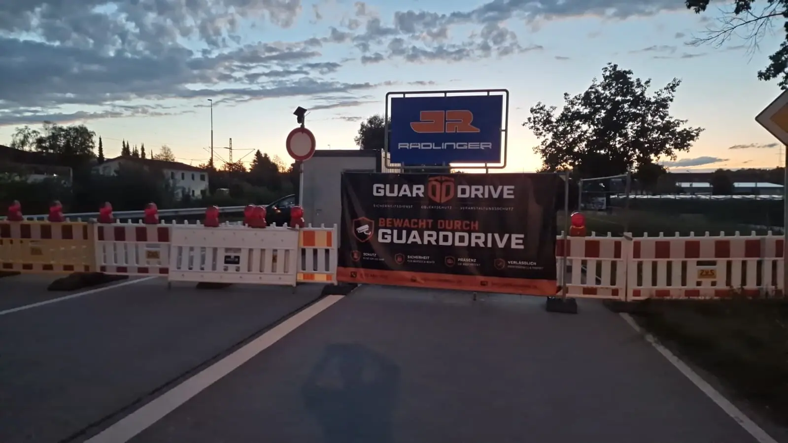 Mit GuardDrive-Banner gesicherter Baustellenzugang in Bayern